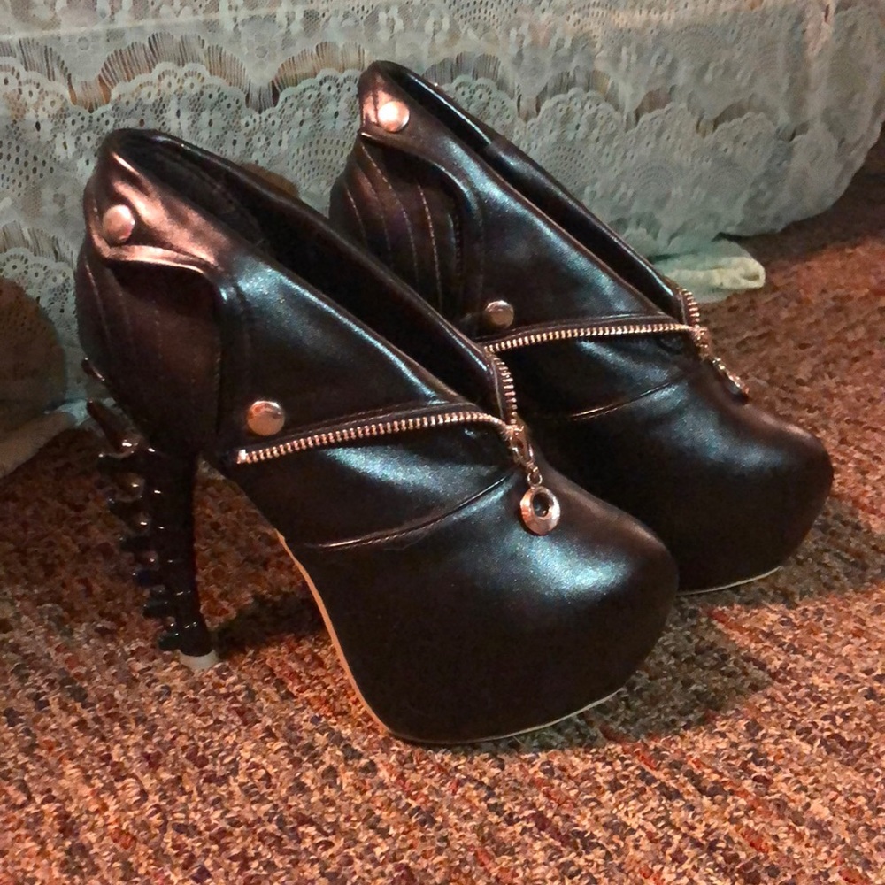 Spine booties platforms black